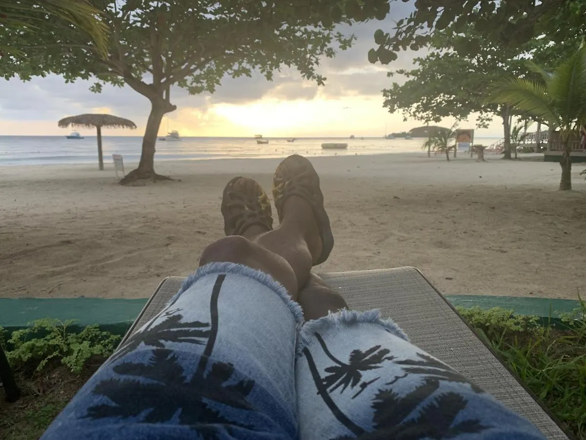 Comfy Stay In Jamaica -Enjoy 7 Miles Of White Sand Beach! Villa Negril